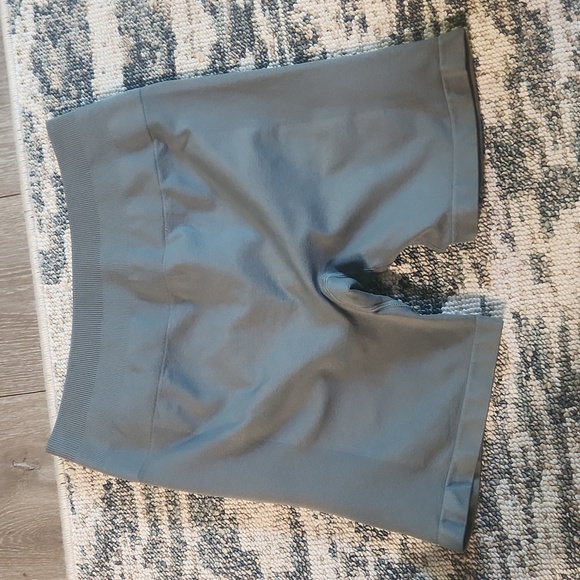 Aurola Gray Biker Shorts - Picture 2 of 3